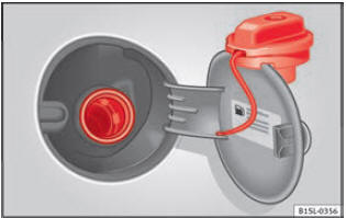  Sportellino del serbatoio del carburante aperto e utilizzato come supporto per il tappo.