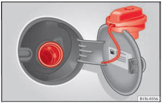  Sportellino del serbatoio del carburante aperto e utilizzato come supporto per il tappo.