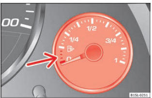 Nel quadro strumenti: indicatore del livello del carburante per benzina.